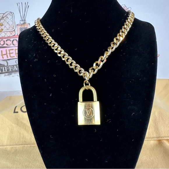 Louis Vuitton Lock #203 Pendant gift set - Picture 4 of 7